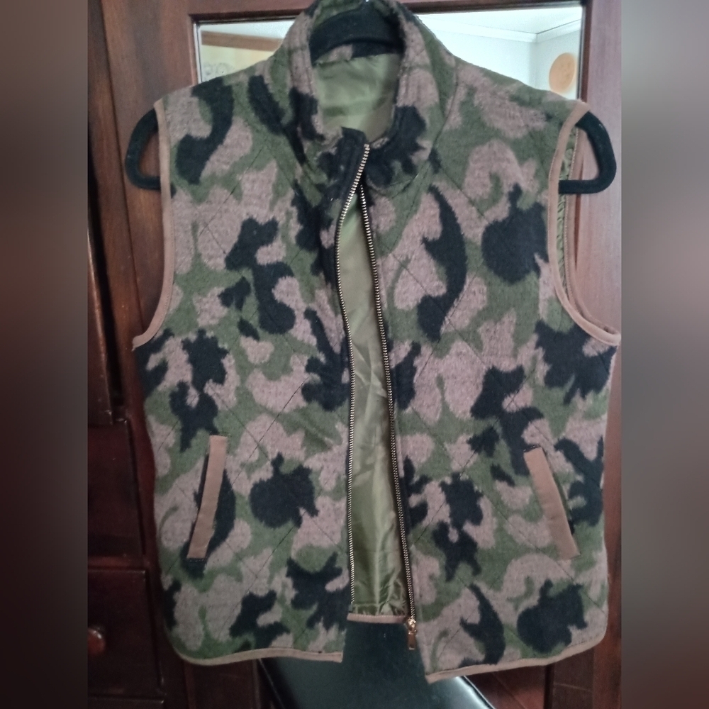 Racheal vest camo green and black gold zipper closure outerwear